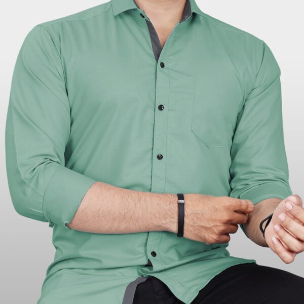 Men Regular Fit Solid Spread Collar Casual Shirt